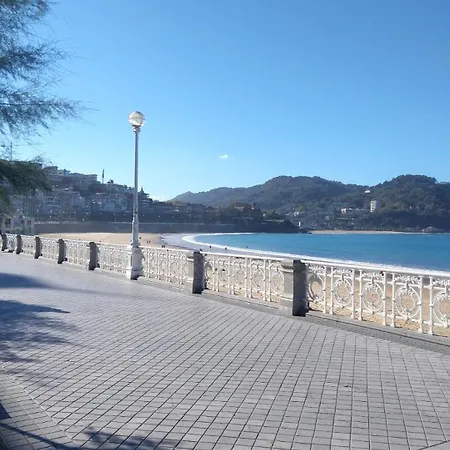 Con Vistas A La Playa De La Concha En Donostia-san Sebastian - Marina 1 *